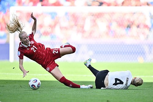 Hart umkämpftes Spiel in Basel: Auch für Rebecca Knaak. - © Sebastian Christoph Gollnow/dpa