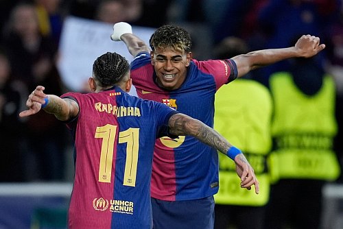 Raphinha und Lamine Yamal (rechts) jubeln über das Führungstor für Barcelona - © Emilio Morenatti/AP/dpa