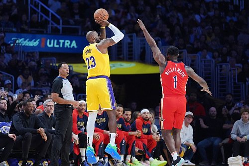 Der Wurf, mit dem LeBron James die Schallmauer von 50 000 Punkten durchbrach. - © Jae C. Hong/AP/dpa