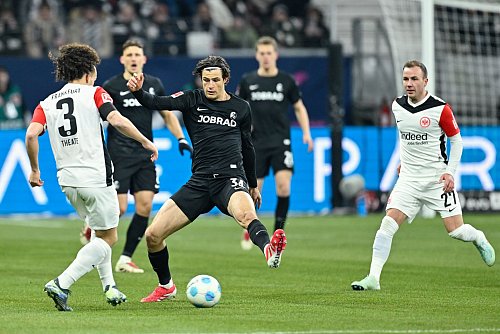 Die Eintracht (weiß) hatte über weite Strecken des Spiels den Ball. - © Uwe Anspach/dpa
