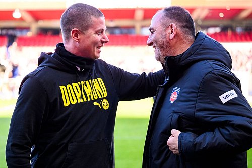 Mike Tullberg (l) saß in Heidenheim zum letzten als Interimstrainer auf der BVB-Bank. - © Tom Weller/dpa