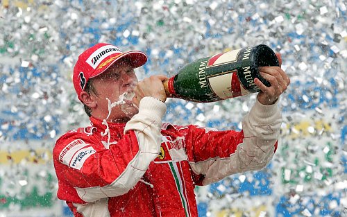 Der bis heute letzte Ferrari-Fahrer-Weltmeister. - © Gero Breloer/dpa