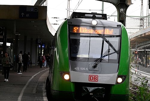 Bei der Bahn hat es innerhalb von zwei Tagen einen dritten mutmaßlich vorsätzlich verursachten Kabelbrand gegeben. - © Roberto Pfeil/dpa