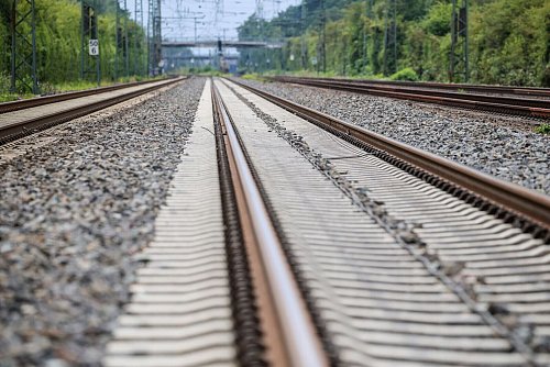 Nach dem Brandanschlag auf die Bahnstrecke Düsseldorf-Duisburg ist die bundesweite Hauptlinie der Bahn wieder für den Zugverkehr freigegeben. - © Christoph Reichwein/dpa