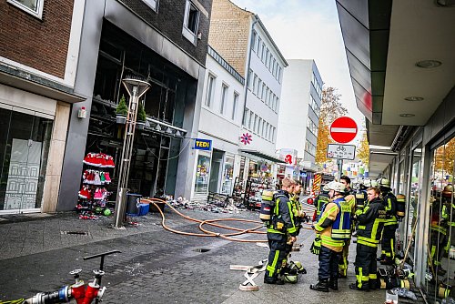 Das Feuer in einem Krefelder Laden war nach etwa zweieinhalb Stunden gelöscht. (Archivbild) - © Christoph Reichwein/dpa
