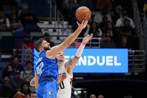 Maxi Kleber und Daniel Theis lieferten sich mit ihren Teams einen harten Kampf. - © Gerald Herbert/AP/dpa