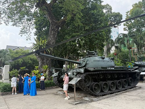 Das Kriegsmuseum (War Remnants Museum) in Ho-Chi-Minh-Stadt erlebt gerade einen besonderen Andrang. - © Carola Frentzen/dpa