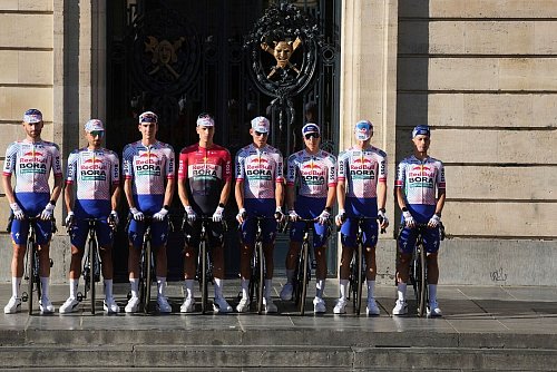 Das Red-Bull-Team bei der Teampräsentation. - © Thibault Camus/AP/dpa