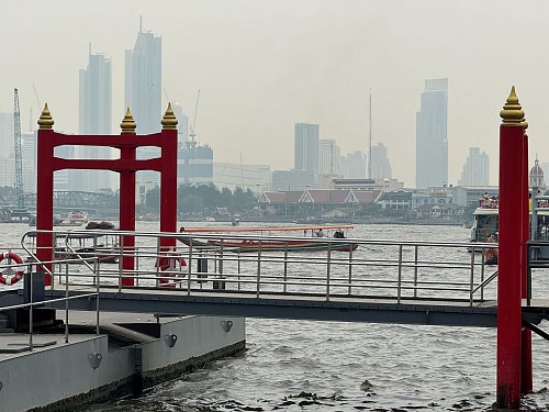 Seit Tagen liegen die Werte in Bangkok im gefährlichen Bereich. - © Peter Kneffel/dpa