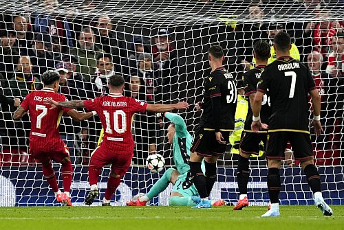Weltmeister Alexis Mac Allister (2.v.l) traf beim Liverpool-Erfolg gegen Bologna. - © Peter Byrne/PA Wire/dpa