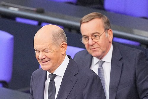 Nach einigem Zögern steht Verteidigungsminister Pistorius in der K-Frage jetzt hinter einer erneuten Kanzlerkandidatur von Olaf Scholz. - © Michael Kappeler/dpa
