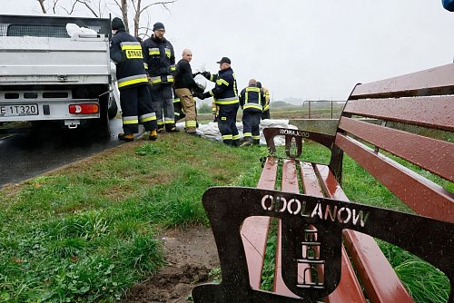 Feuerwehrleute in Polen errichten mit Sandsäcken eine Barriere gegen das drohende Hochwasser in der Nähe des Flusses Barycz in Odolanow. - © Tomasz Wojtasik/PAP/dpa