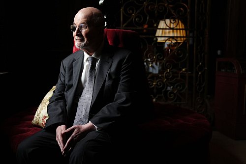 Der Schriftsteller Salman Rushdie nähert sich in seinem neuen Buch «Die elfte Stunde» der Frage an, wie man dem eigenen Ende entgegengehen kann. (Archivfoto) - © Jacob King/PA Wire/dpa