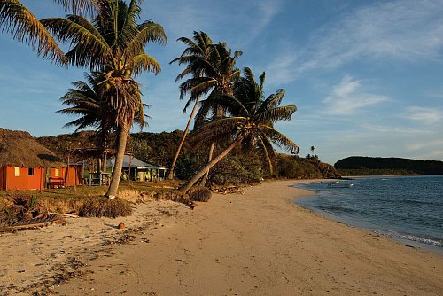 Kleines Dorf, einsame Küste: Den Strand Navotuas hat man frühmorgens ganz für sich. - © Florian Sanktjohanser/dpa-tmn