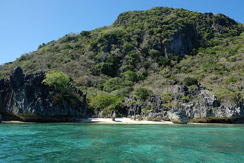 Grün in Grün: Karstfelsen ragen aus dem Urwald der Insel Sawa-i-Lau. - © Florian Sanktjohanser/dpa-tmn