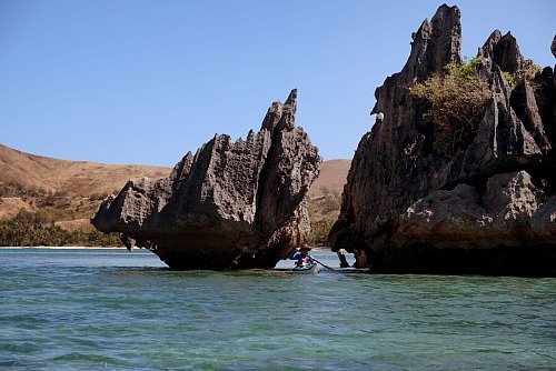 Am Inselchen Sawa-i-Lau ragen scharfkantige Karstfelsen wie Pilze aus dem Meer. - © Florian Sanktjohanser/dpa-tmn