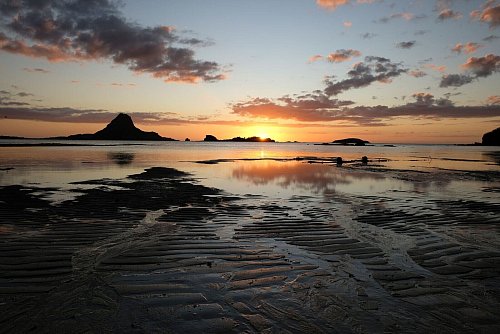 Ein Morgen über dem Südpazifik: Sonnenaufgang am Strand von Navotua. - © Florian Sanktjohanser/dpa-tmn