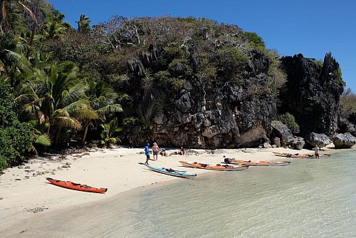 In schönster Kulisse: Paddelpause an einem Strand der Insel Sawa-i-Lau. - © Florian Sanktjohanser/dpa-tmn