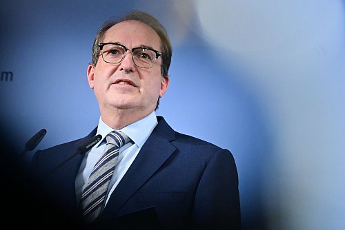 Dobrindt will Islamisten mit aller Härte des Rechtsstaats begegnen. - © Sebastian Christoph Gollnow/dpa