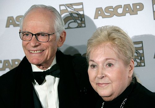 Drei Jahre nach seiner Ehefrau ist der preisgekrönte Liedtexter Alan Bergman gestorben. (Archivbild) - © Matt Sayles/AP/dpa