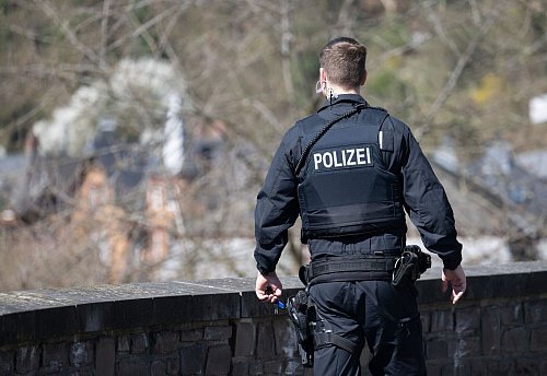 Wochenlang hatten zahlreiche Einsatzkräfte in Weilburg und Umgebung nach dem vermissten sechsjährigen Jungen gesucht. (Archivbild) - © Boris Roessler/dpa