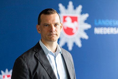 Frank Puschin, Leiter Ermittlungen Cybercrime beim Landeskriminalamt (LKA) Niedersachsen, berichtet über den Stand der Ermittlungen. - © Michael Matthey/dpa