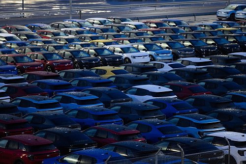 Das Angebot an nigelnagelneuen Ford-Elektroautos ist groß, doch die Nachfrage ist klein. - © Rolf Vennenbernd/dpa