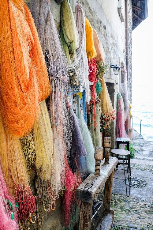 Romantisches Fotomotiv: Bunte Netze in den Gassen der Isola dei Pescatori. - © Florian Sanktjohanser/dpa-tmn