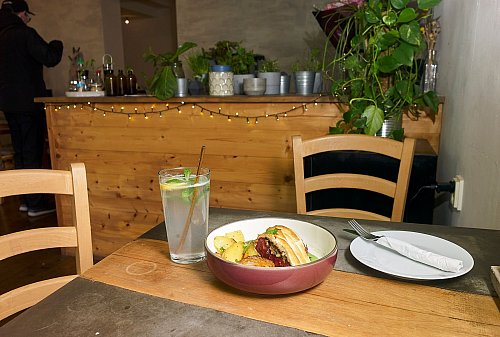 Vegetarier freuen sich über Gerichte ohne Fleisch im Restaurant «Roots Vegan Food». - © Michael Heitmann/dpa-tmn