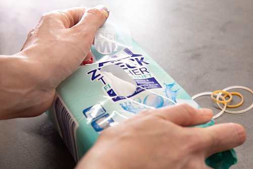 Gummibänder sollen dafür sorgen, dass nur noch ein Feuchttuch aus der Verpackung kommt. - © Christin Klose/dpa-tmn