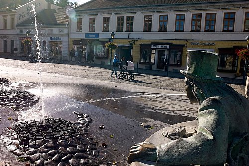 Ein Wassermann sprüht eine Fontäne auf einem Platz in der Fußgängerzone im Zentrum der slowakischen Stadt Trencin. - © Michael Heitmann/dpa-tmn