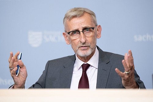 Armin Schuster (CDU), Innenminister von Sachsen, ist einer von vielen Landesinnenministern, die strengere Regeln zur Verhinderung von Gewalt bei Fußballspielen einfordern. (Archivfoto) - © Sebastian Kahnert/dpa