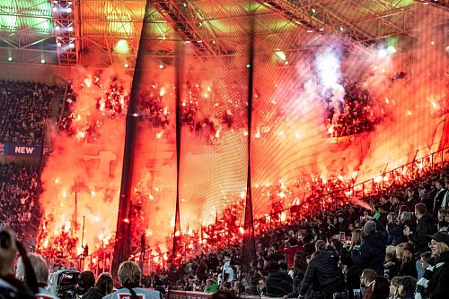 Das Zünden von Pyrotechnik im Stadion gehört zu den Problemfeldern, über die sich die Innenminister von Bund und Ländern bei ihrer nächsten Konferenz in Bremen unterhalten wollen. (Archivfoto) - © David Inderlied/dpa