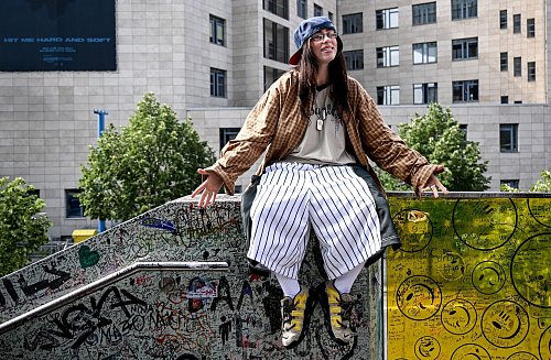 Auch Billie Eilish trägt gern weiße Socken. (Archivbild) - © Britta Pedersen/dpa