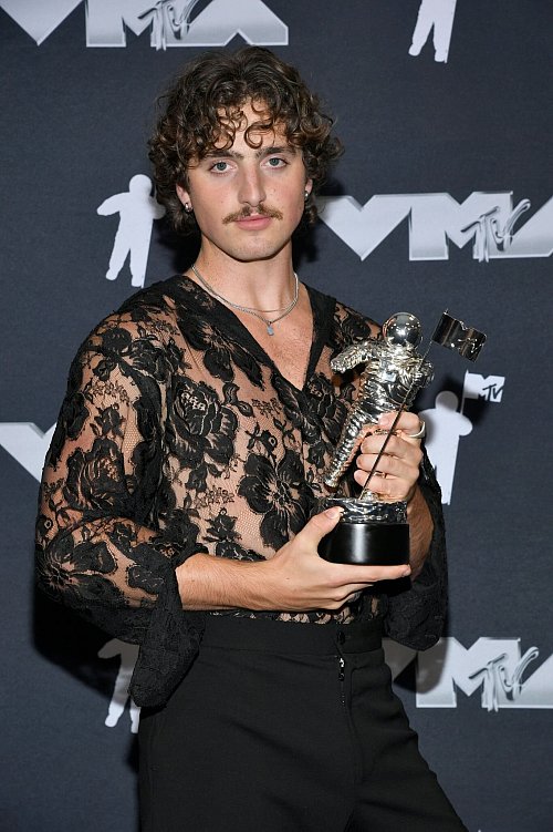 Popstar Benson Boone (22) gehörte zu den Trendsettern in Sachen Oberlippenbart. (Archivbild) - © Evan Agostini/Invision/AP/dpa