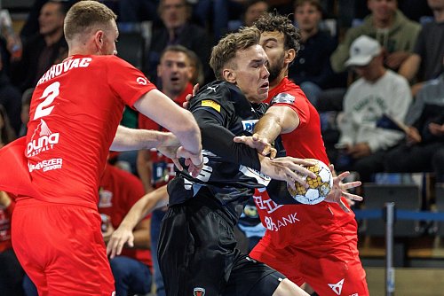 Lasse Andersson tankt sich durch die ungarische Deckung - © Andreas Gora/dpa