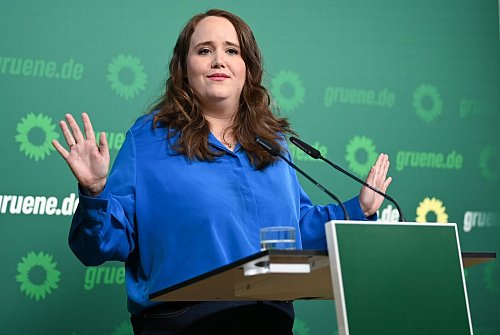 Die scheidende Bundesvorsitzende der Grünen, Ricarda Lang, ist in den vergangenen Jahren besonders häufig Ziel von hasserfüllten Verbalattacken geworden. (Archivbild) - © Markus Lenhardt/dpa