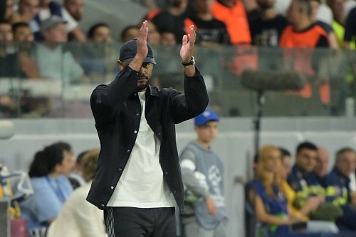 Vincent Kompany applaudiert seiner Mannschaft beim 5:1 gegen Pafos. - © Peter Kneffel/dpa