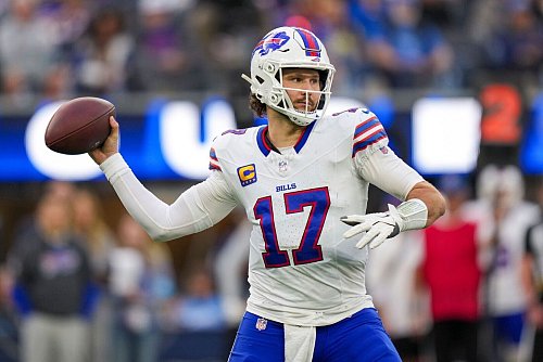 An sechs Touchdowns war Josh Allen direkt beteiligt und ging dennoch als Verlierer vom Platz. - © Eric Thayer/AP/dpa
