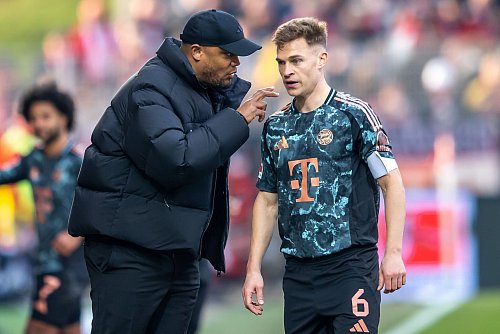 Der Trainer und einer seiner Anführer: Vincent Kompany im Gespräch mit Joshua Kimmich. (Archivbild) - © Andreas Gora/dpa