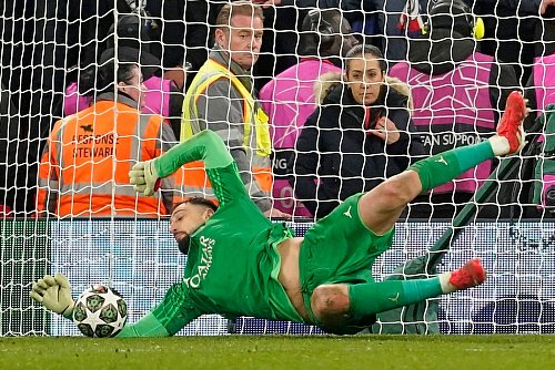 Mit zwei parierten Elfmetern brachte Gianluigi Donnarumma PSG ins Viertelfinale der Champions League. - © Dave Thompson/AP/dpa