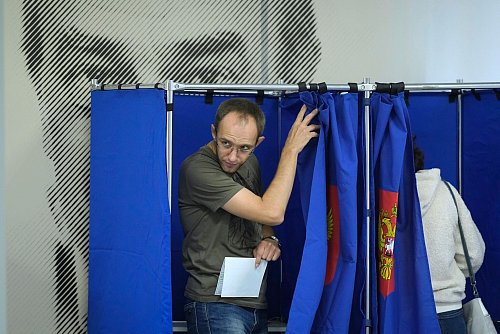Millionen Menschen sind in Russland zur Regional- und Kommunalwahlen aufgerufen. - © Dmitri Lovetsky/AP/dpa
