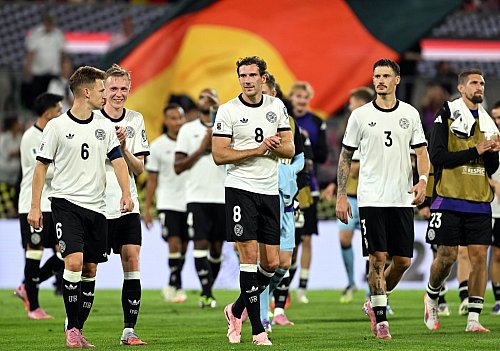 Pure Erleichterung: Nach dem Spiel gab es für die deutschen Spieler um Kapitän Joshua Kimmich (l) und Leon Goretzka (M) doch noch Applaus. - © Federico Gambarini/dpa