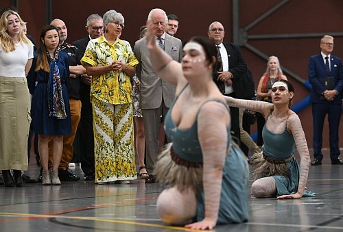 Am Montag kam es zu einem Eklat, nun trifft sich Charles mit Indigenen. - © Victoria Jones/PA Wire/dpa