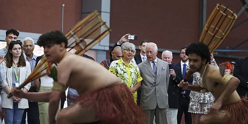 Traditionelle Tänze sind in der Kultur der First Nations sehr wichtig. - © Toby Mellville/PA Wire/dpa