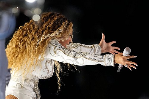 Beyoncé begeisterte Zuschauer mit einem spektakulären Auftritt. - © David J. Phillip/AP/dpa