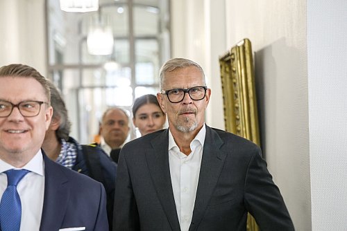 Wirkte vor Verhandlungsbeginn gelöst, doch es geht um viel: Den Streitwert beziffert das Gericht auf 30 Millionen Euro. - © Alex Talash/dpa