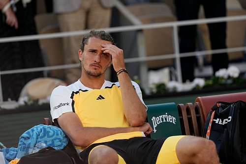 Gegen Carlos Alcaraz fehlte Alexander Zverev im Endspiel der French Open ein Satz zum Titel. - © Thibault Camus/AP/dpa