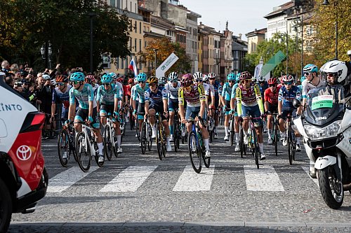 In Bergamo fiel der Startschuss für den letzten Höhepunkt des Radsport-Jahres 2024. - © Silvia Colombo/Ipa Sport/Ipa-A /LiveMedia/IPA/Zuma/dpa