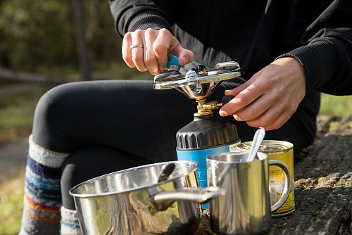 Für den Tee oder das Essen unterwegs - gerade beim Campen sind handliche Gaskocher praktisch. - © Christin Klose/dpa-tmn